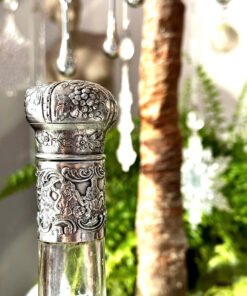 Sterling silver 925 decanter. Chai rượu bằng bạc cổ điển. Chai rượu pha lê khắc hoa văn thủ công . Thân đáy chai, cổ chai và nắp chai được chế tác thủ công bằng bạc 925.