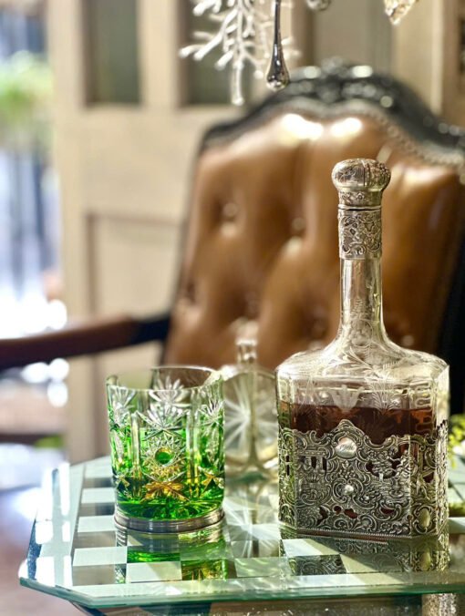 Sterling silver 925 decanter. Chai rượu bằng bạc cổ điển. Chai rượu pha lê khắc hoa văn thủ công . Thân đáy chai, cổ chai và nắp chai được chế tác thủ công bằng bạc 925.