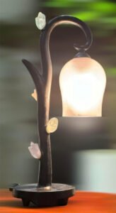 Daum lamp. Made in France 🇫🇷 Pha lê Daum rất ít sản xuất đèn nên đèn của Daum cũng thuộc dòng hiếm. Đèn được làm mô phỏng theo hình dáng cây hoa với thân cây bằng đồng đúc nguyên chất dày và chao pha lê màu hồng nhạt.