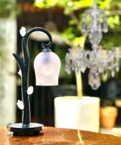 Daum lamp. Made in France 🇫🇷 Pha lê Daum rất ít sản xuất đèn nên đèn của Daum cũng thuộc dòng hiếm. Đèn được làm mô phỏng theo hình dáng cây hoa với thân cây bằng đồng đúc nguyên chất dày và chao pha lê màu hồng nhạt.