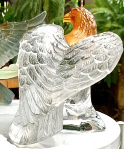 Daum Eagle. Made in France 🇫🇷. Chú chim đại bàng pha lê màu Daum tuyệt đẹp này là biểu tượng cho sự dũng mãnh, quyền lực. Một sự kết hợp haif hòa giữa pha lê trắng, clear và hổ phách. Từng chi tiết trên tác phẩm được điêu khắc tỉ mỉ.