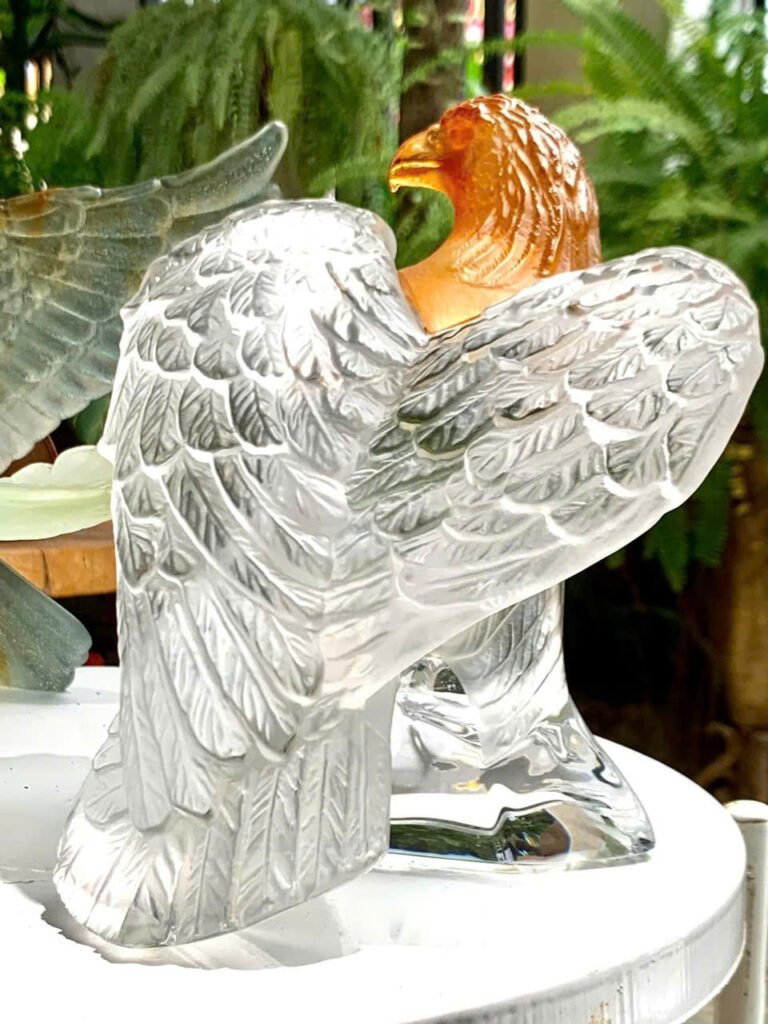 Daum Eagle. Made in France 🇫🇷.Chú chim đại bàng pha lê màu Daum tuyệt đẹp này là biểu tượng cho sự dũng mãnh, quyền lực. Một sự kết hợp haif hòa giữa pha lê trắng, clear và hổ phách. Từng chi tiết trên tác phẩm được điêu khắc tỉ mỉ.