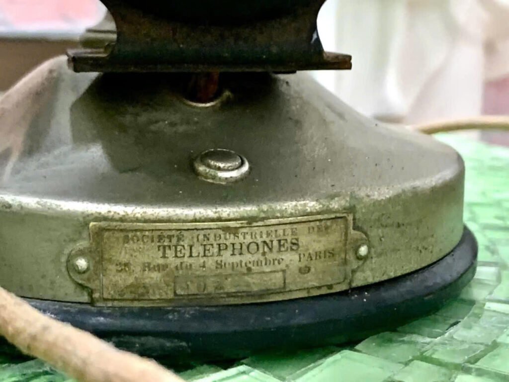 Antique telephone. Made in France 🇫🇷 Chiếc điện thoại cơ quay số vỏ bằng đồng nguyên chất mạ niken của Pháp. Thiết kế dạng đứng và có thêm 1 tai nghe phụ đặc trưng của nước này.