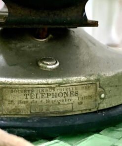 Antique telephone. Made in France 🇫🇷 Chiếc điện thoại cơ quay số vỏ bằng đồng nguyên chất mạ niken của Pháp. Thiết kế dạng đứng và có thêm 1 tai nghe phụ đặc trưng của nước này.