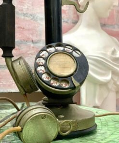 Antique telephone. Made in France 🇫🇷 Chiếc điện thoại cơ quay số vỏ bằng đồng nguyên chất mạ niken của Pháp. Thiết kế dạng đứng và có thêm 1 tai nghe phụ đặc trưng của nước này.