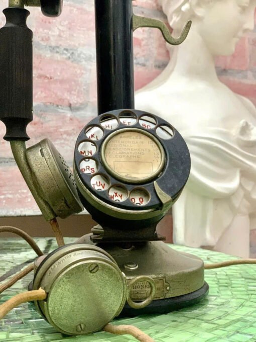 Antique telephone. Made in France 🇫🇷 Chiếc điện thoại cơ quay số vỏ bằng đồng nguyên chất mạ niken của Pháp. Thiết kế dạng đứng và có thêm 1 tai nghe phụ đặc trưng của nước này.