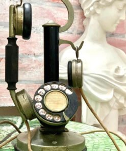 Antique telephone. Made in France 🇫🇷 Chiếc điện thoại cơ quay số vỏ bằng đồng nguyên chất mạ niken của Pháp. Thiết kế dạng đứng và có thêm 1 tai nghe phụ đặc trưng của nước này.