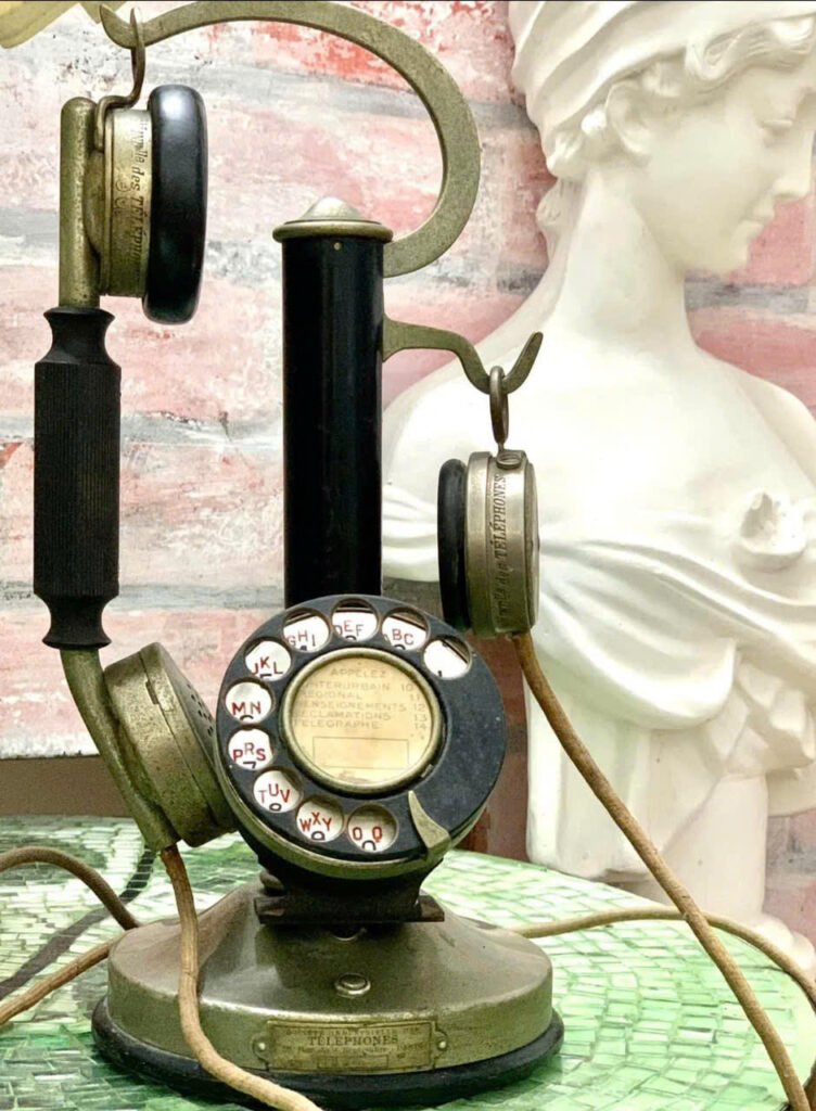 Antique telephone. Made in France 🇫🇷 Chiếc điện thoại cơ quay số vỏ bằng đồng nguyên chất mạ niken của Pháp. Thiết kế dạng đứng và có thêm 1 tai nghe phụ đặc trưng của nước này.