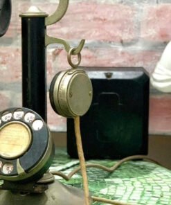 Antique telephone. Made in France 🇫🇷 Chiếc điện thoại cơ quay số vỏ bằng đồng nguyên chất mạ niken của Pháp. Thiết kế dạng đứng và có thêm 1 tai nghe phụ đặc trưng của nước này.