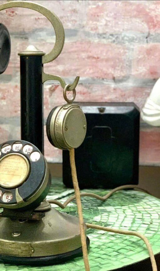 Antique telephone. Made in France 🇫🇷 Chiếc điện thoại cơ quay số vỏ bằng đồng nguyên chất mạ niken của Pháp. Thiết kế dạng đứng và có thêm 1 tai nghe phụ đặc trưng của nước này.