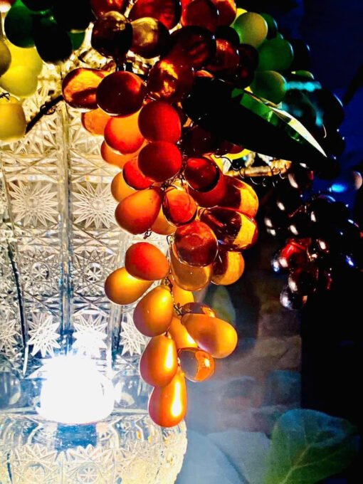 Czech fruit lamp. Made in Czechoslovakia Nhìn cây đèn chỉ muốn ăn. Cây đèn là 1 bình pha lê đựng hoa quả thủy tinh màu nghệ thuật của Czech. Từng chi tiết đc làm thủ công.