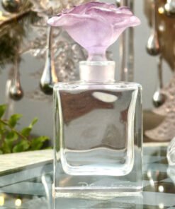 Daum perfume bottle. Made in France 🇫🇷 Lọ đựng nước hoa hoặc tình dầu thơm pha lê Daum ấn tượng bởi chiếc nắp pha lê Patê điêu khắc hoa hồng đặc trưng của hãng.