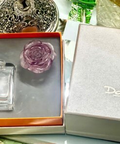 Daum perfume bottle. Made in France 🇫🇷 Lọ đựng nước hoa hoặc tình dầu thơm pha lê Daum ấn tượng bởi chiếc nắp pha lê Patê điêu khắc hoa hồng đặc trưng của hãng.