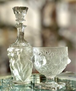 Lalique style decanter. Made in Czechoslovakia. Bình đựng rượu của Czech theo phong cách Lalique Bacchantes style.