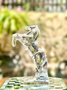 Daum horse crystal. Made in France 🇫🇷 Tượng chú ngựa phi nước đại pha lê trong suốt của Daum.