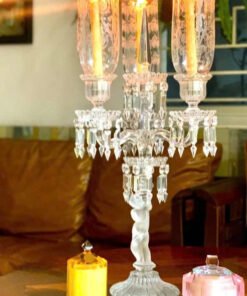 Baccarat cherub candelabra , Made in France 🇫🇷. Giá đỡ nến thiên thần pha lê Baccarat tinh tế này là một tác phẩm nghệ thuật tuyệt đẹp từ Pháp. Với kích thước rất lớn